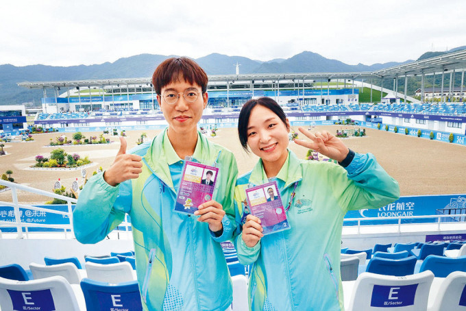 陳俊鈞（左）與林泳儀是來自香港的杭州亞運志願者。