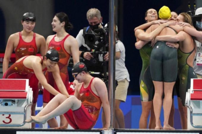 中國隊女子(左)4x200米自由泳接力摘金，澳洲女子隊(右)只獲銅牌。AP