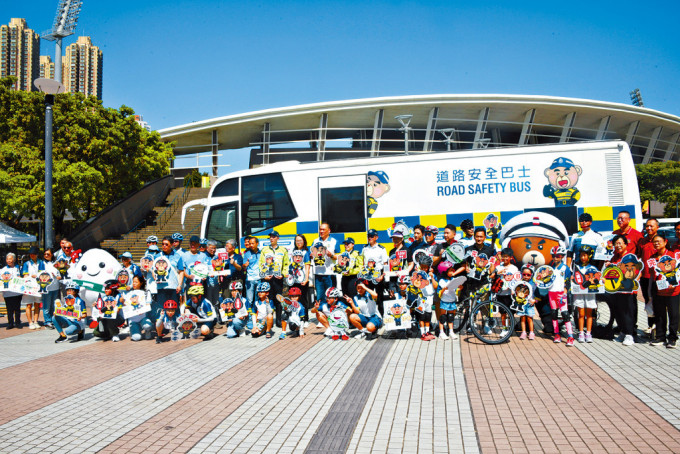 警方及中國香港單車總會代表向踏單車市民講解交通安全知識。