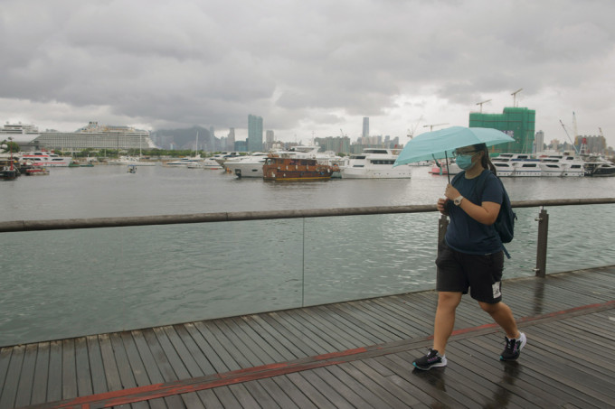 天文台预测，明日部分时间有阳光，有几阵骤雨。 资料图片