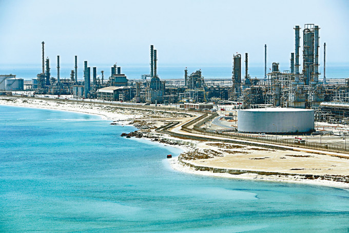 沙特阿美位于拉斯塔努拉的炼油设施。