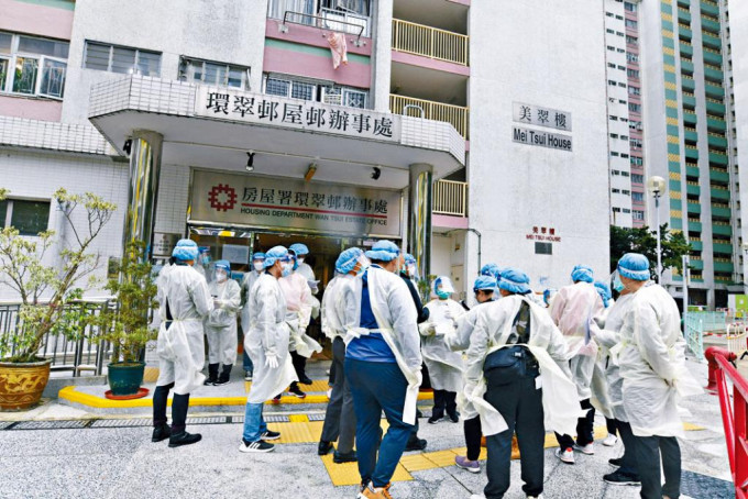梁振英认为，香港应开始思考疫后重建。图为当局开始派发防疫包。