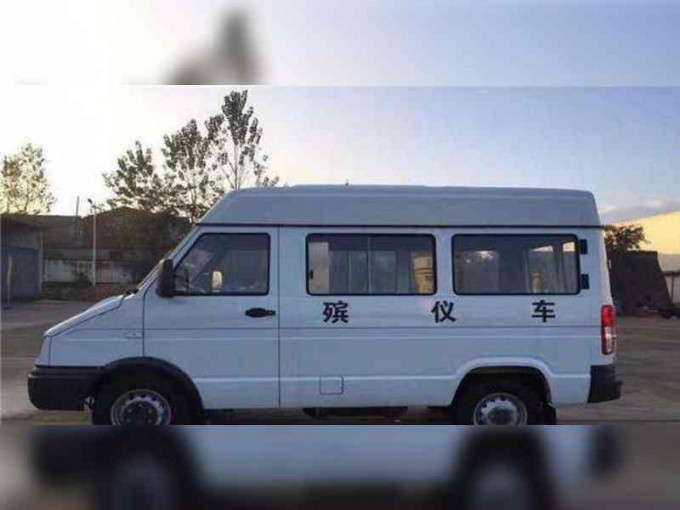 武汉有人违规用灵车运送私人物资。网图