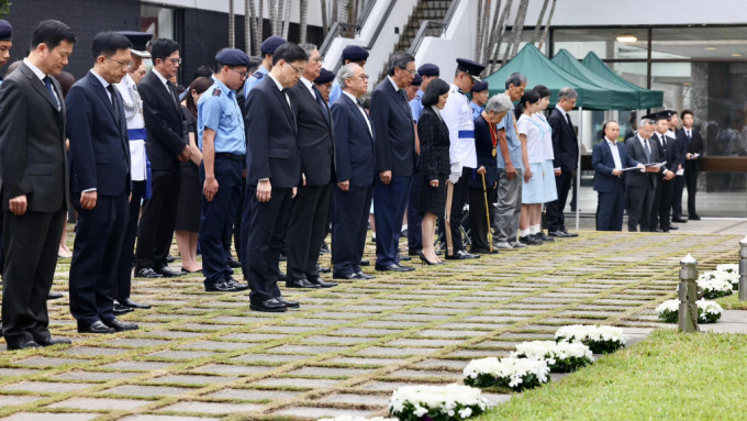 政府在香港大会堂纪念花园举行官方纪念仪式，悼念二次大战中为保卫香港而捐躯人士。李家超FB图片