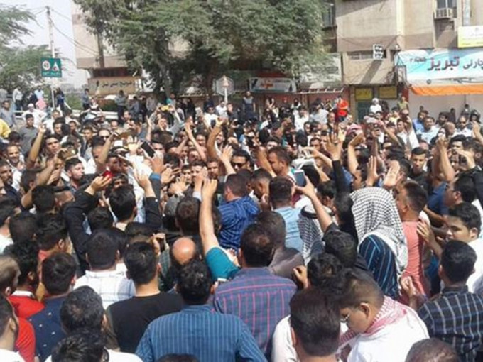 伊朗民众连续多人上街抗议。网图