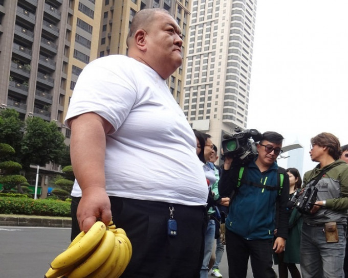 「发蜡哥」不满香蕉收购价格偏低，到高雄市政府掟蕉抗议。网图