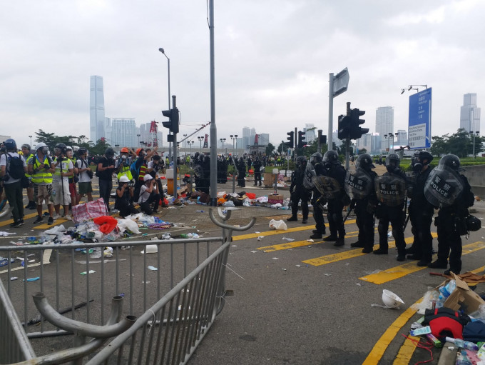 示威者衝破警方原本設置在添華道口的防線