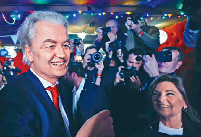 荷兰自由党胜出大选，党魁维尔德斯笑容满面。