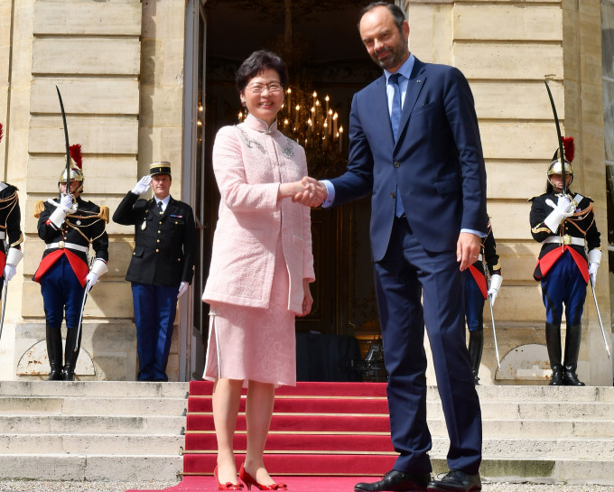 林郑月娥（左）与法国总理菲利普会面。