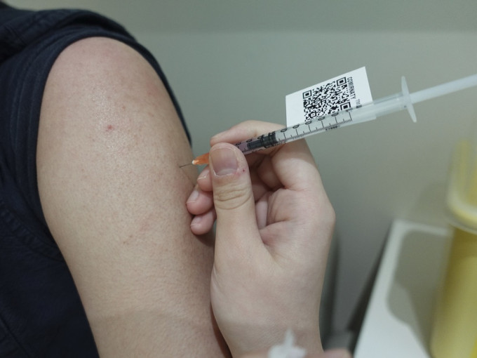 男子曾於離世前8日接種第二劑復必泰新冠疫苗。資料圖片