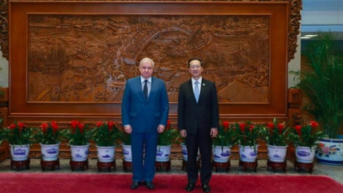 馬朝旭(右)周二與俄羅斯駐華大使傑尼索夫會面。外交部網站圖片