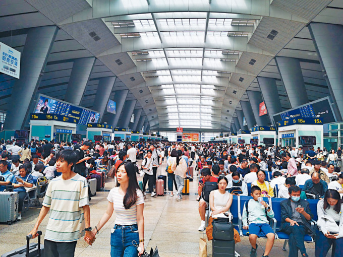 北京南站遊客如鯽，人潮湧動，卻沒有外國遊客的面孔。　楊浚源攝
