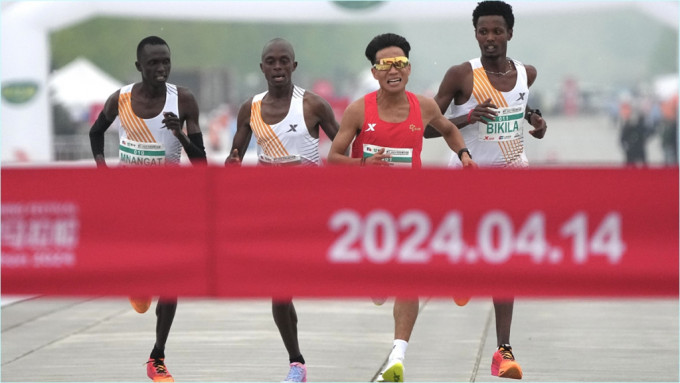 中国跑手何杰与3名非洲跑手出现「让赛」风波，令人哗然。