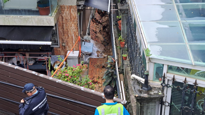 马游塘村屋暴雨中塌墙 幸未有伤亡。