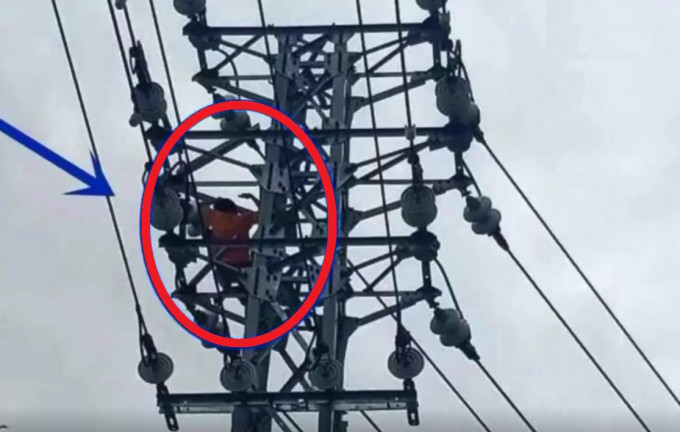 湖南一名10岁男童因贪玩爬上高达20米的高压电塔，期间不慎触电坠地。　影片截图