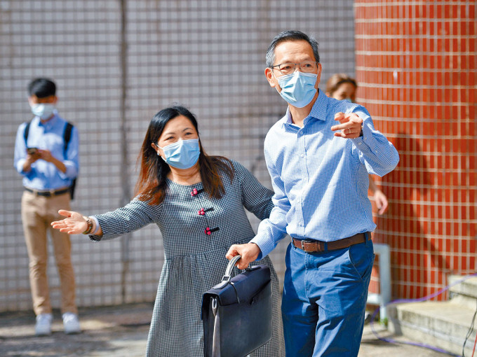 ■刘泽星(右)表示本港现时应先集中提升接种率，达至制造免疫屏障最为重要。