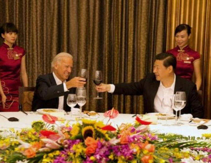 时任副总统拜登在2011年访问中国北京时，与时任国家副主席习近平举杯。