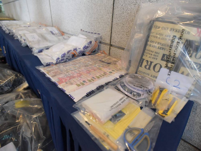 行動中，警方撿獲63.7公斤懷疑可卡因，市值約7,490萬元。