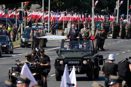 波蘭總統杜達周二在華沙乘車閱兵時向軍隊致意。美聯社