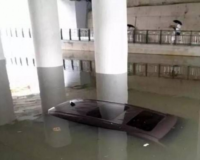 桂林暴雨积水浸过了车顶。