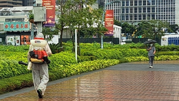 楊永杰批評康文署職員雨天在添馬公園噴滅蚊霧，作用不大。