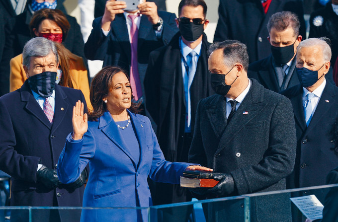 美國首位女副總統賀錦麗宣誓就職。