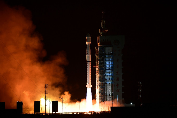 中國用長征四號丙運載火箭成功發射遙感33號衛星。（新華社圖片）