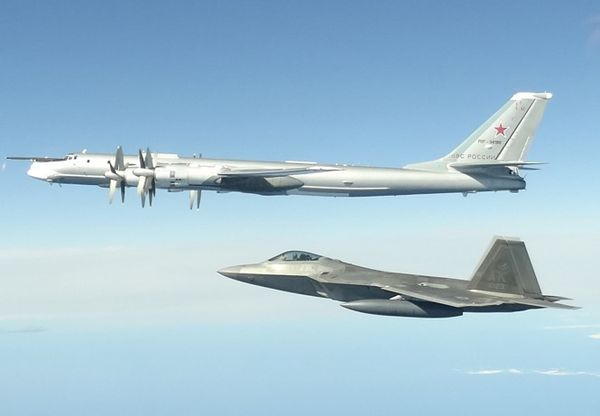 美軍F-22曾在阿拉斯加防空識別區內攔截一架俄羅斯Tu-95轟炸機。北美防空司令部圖片