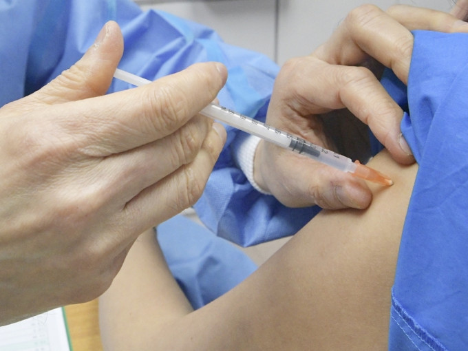 衞生署接获两宗曾经于离世前14日内接种新冠疫苗的死亡报告。资料图片