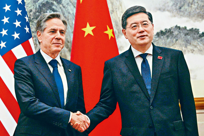 6月18日，秦刚（右）在北京会见访华的美国国务卿布林肯。