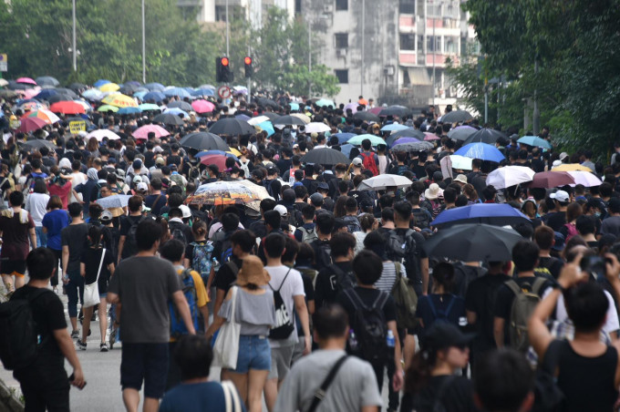 大批身穿黑衣的示威人士在大埔行出馬路。