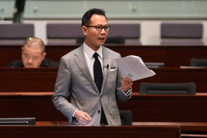 郭榮鏗在立法會大會提問，要求港府交待立法進展。
