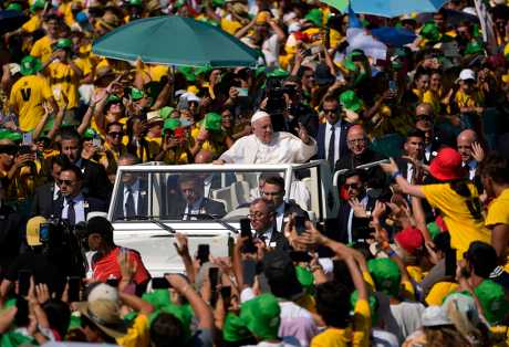 教宗参加在葡萄牙举行的世界青年日露天闭幕弥撒，受到信徒簇拥。美联社