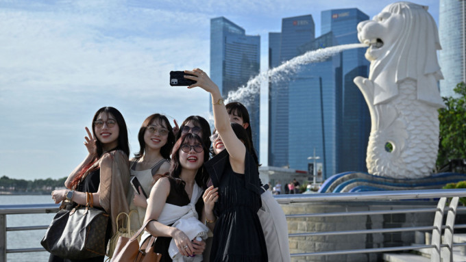 新加坡今年2月中進一步放寬新冠防疫措施。 路透
