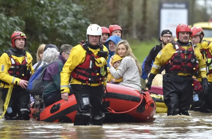 英国一周内遭两风暴吹袭，一天发614宗洪水警报。AP