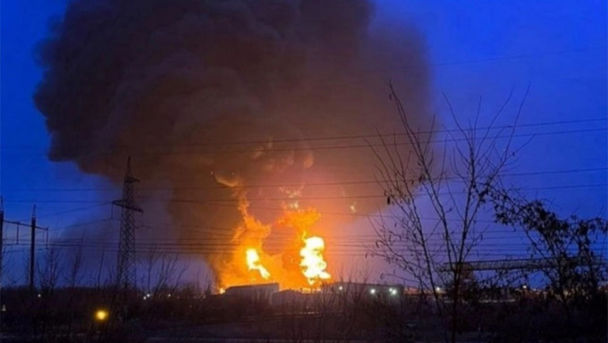 俄媒稱烏軍直升機空襲俄邊境城市油庫，引發火災，事件中2人受傷。網圖