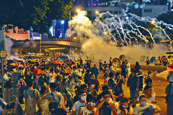 警方施放催淚彈驅散群眾。