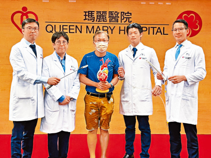 港岛西医院联网团队今年3月为患者关先生（图中），完成亚洲首例采用「混合消融术」治疗心房颤动个案。
