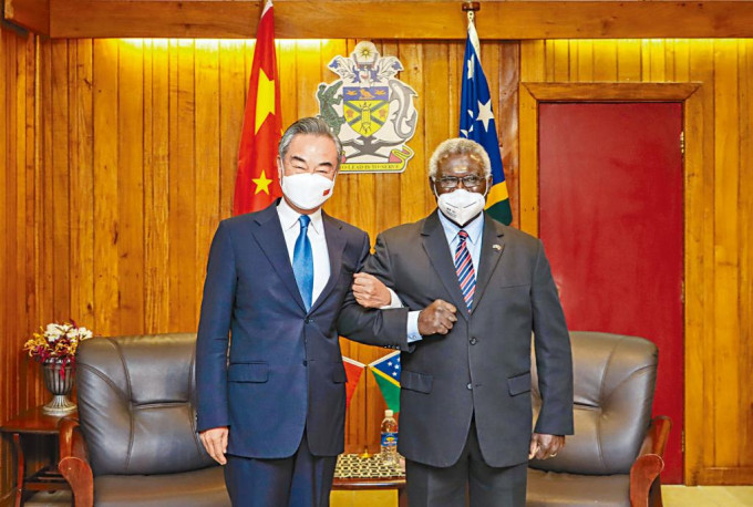 所羅門群島總理索加瓦雷（右）在總理府會見國務委員兼外長王毅。