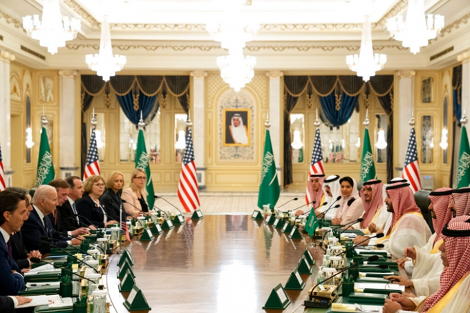 7月15日，拜登與沙特王儲穆罕默德舉行會談。