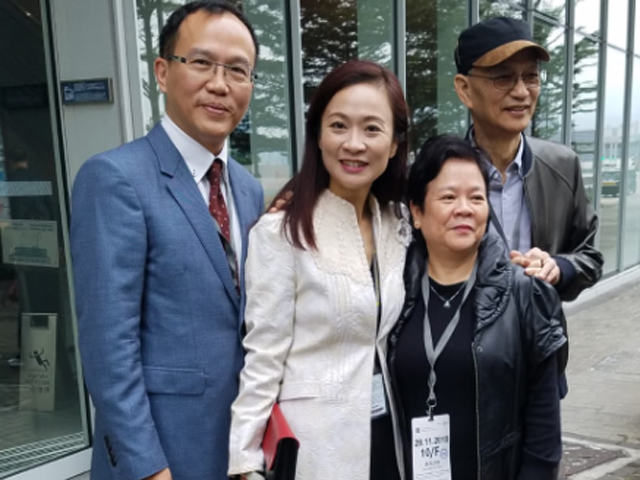 陈凯欣的丈夫邱文华和父母都到场见证。