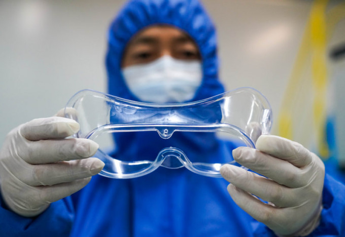 哈爾濱加緊生產醫用隔離眼罩助力疫情防控。（新華社圖片）