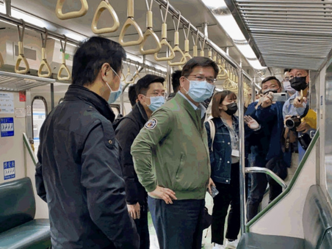 台湾的交通部长林佳龙搭乘头班车，前往花莲进行视察。网图