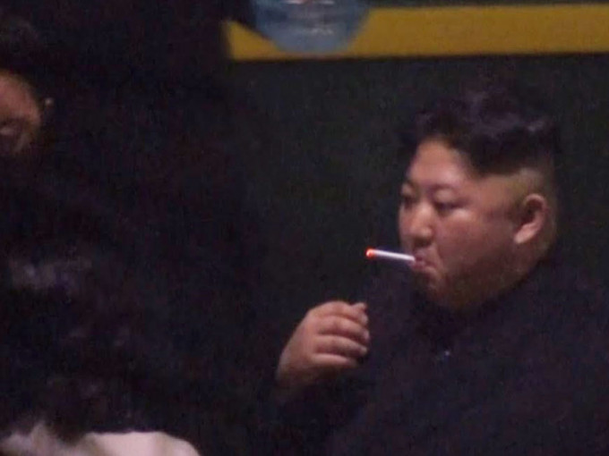 金正恩曾在廣西省南寧一個火車站下車，被記者拍攝到手中拿著一根香煙。AP資料圖片