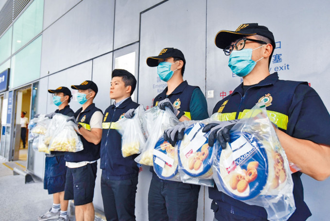机场海关揭发曲奇饼罐及薯片筒藏毒案。