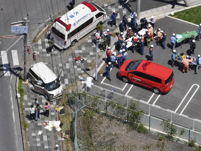 日本滋賀縣大津市琵琶湖附近，周三有汽車剷上行人路，撞倒一群正等候過馬路的保育園幼童及帶隊老師。　網上圖片