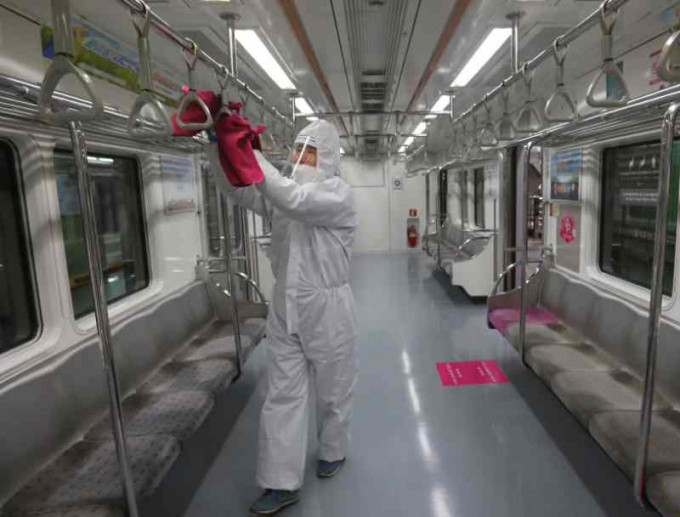 南韩疫情有恶化趋势公共交通加强消毒。AP