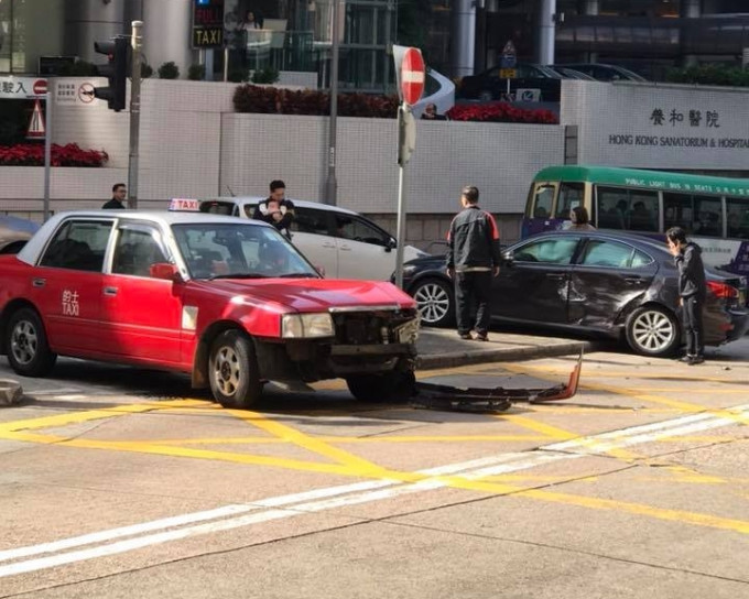 的士與私家車相撞，網民Caroline Chang圖片