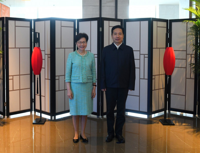 林郑月娥（左）今日在西安与陕西省省长赵一德（右）会面。新闻处图片