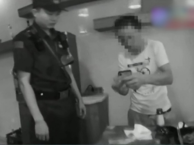 杭州一名男子时常在喝醉后胡乱报警，为的是想「找人说话」发泄情绪。　影片截图